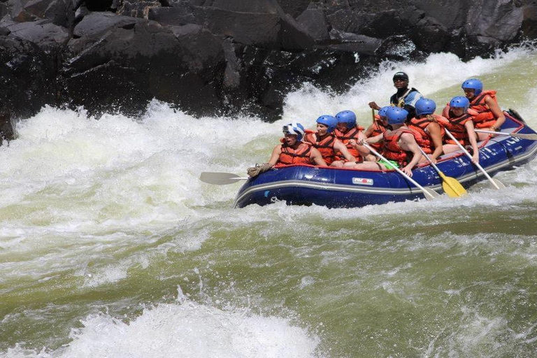Tour di 2 giorni con rafting sullo Zambesi, safari con rinoceronti e Parco Nazionale di Chobe2 giorni di rafting sul fiume Zambesi, safari alla ricerca dei rinoceronti e tour del P