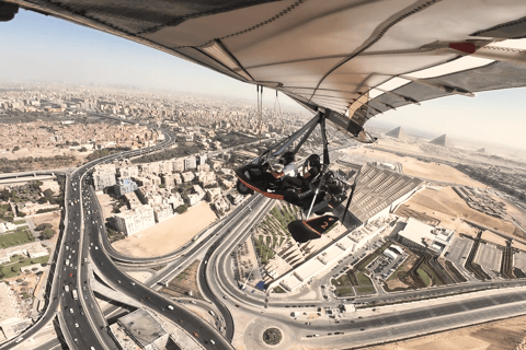 تجربة الطيران فوق أهرامات الجيزة في مصر