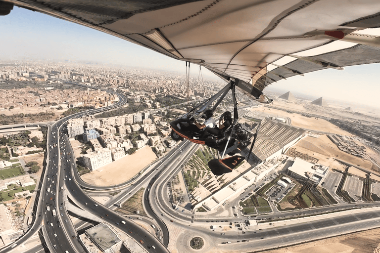 تجربة الطيران فوق أهرامات الجيزة في مصر