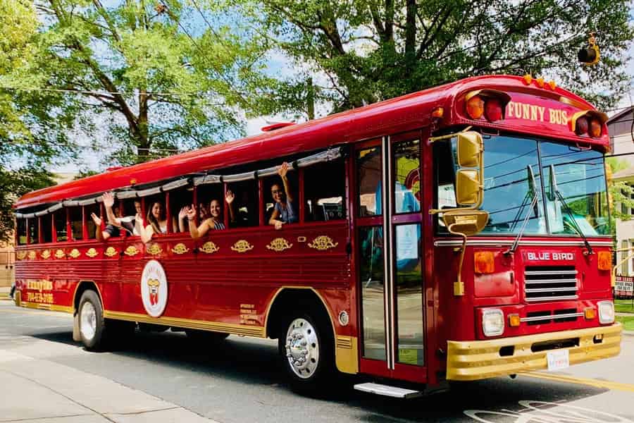 Charlotte: Lustige Comedy-Bustour mit BYOB. Foto: GetYourGuide