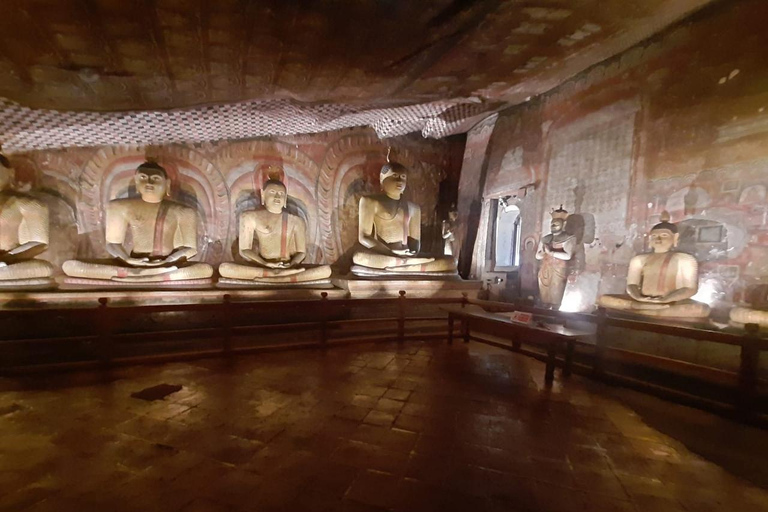 De Kandy: Sigiriya, visita guiada a Dambulla e chegada a TrincoDe Kandy: Sigiriya, Dambulla e Trinco Drop