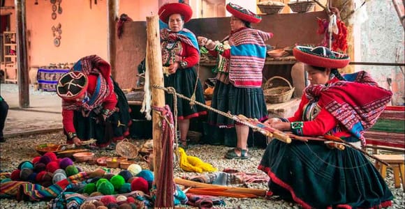 Chinchero: Trekking with llamas and traditional textile workshop