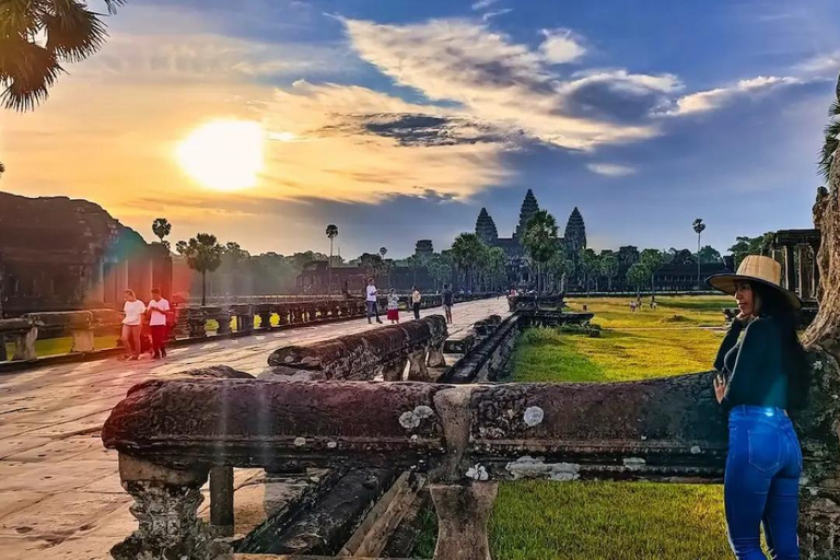 Siem Reap: Angkor Wat Sunrise Tour by Vintage Jeep