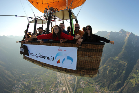 Aosta: Hot-air balloon flight with splendid view of the AlpsAosta: Group hot-air balloon flight with splendid view of the Alps