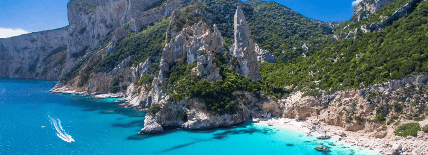Depuis Arbatax : excursion en catamaran dans le golfe d'Orosei avec déjeuner