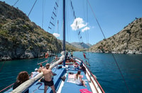 Du port de Kos, une croisière en bateau en plein jour vers 3 îles - Housity