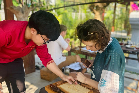 Hoi An: 3-godzinna lekcja rzeźbienia w drewnie z lokalnym artystą