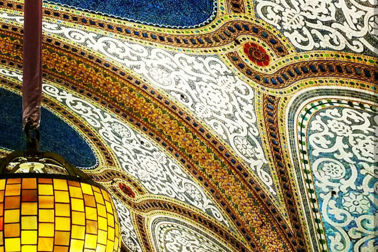 Chicago: Women's History Walking Tour with Interiors