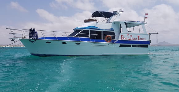 Boa Vista: Motor Yacht Cruise with Snorkeling & Beach BBQ