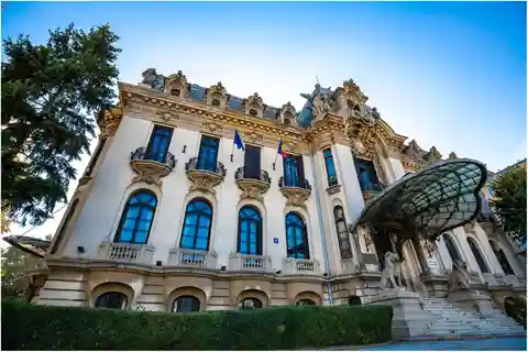 Museums and Galleries walking tour in Bucharest
