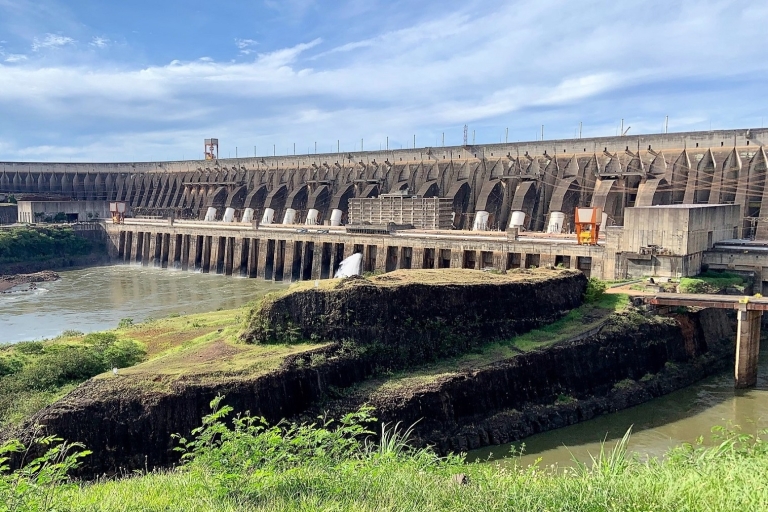Represa de Itaipú con billete y transporteItaipú ingresa