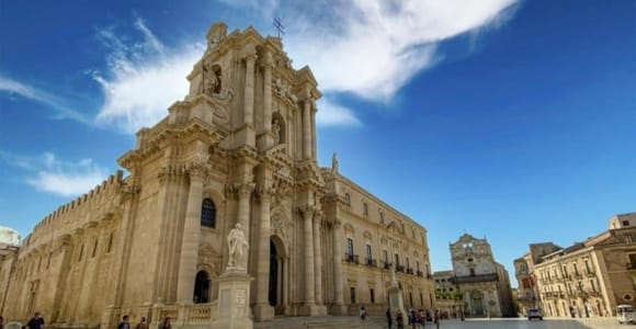 Syracuse: Panoramic Tour of the Island of Ortigia with Drink