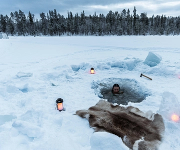 Jokkmokk Tienda de crioterapia y sauna siberiana con ángeles de nieve