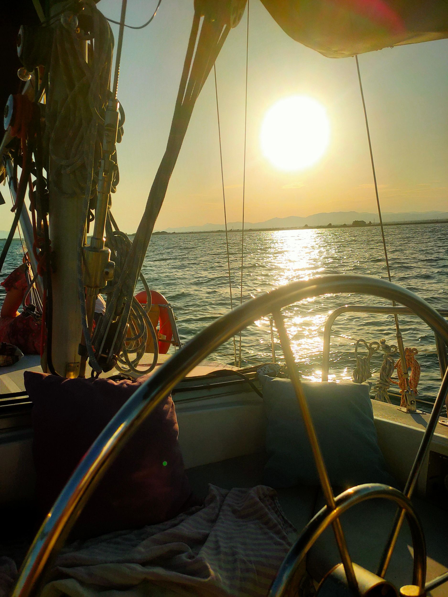 Santa Pola: Sonnenuntergang auf einem Segelboot mit Handpan-Musik und Verkostung