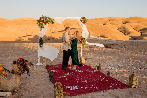 Marrakech: Cena spettacolo nel deserto di Agafay con cammelli e tramonto