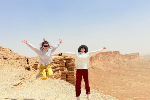 Riyadh: Edge of the World 4x4 Trip with sunset Riyadh: Edge of the World sharing car Trip with free scarf