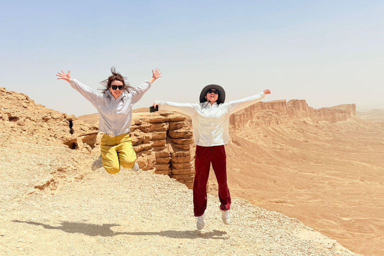 Riyadh: Edge of the World 4x4 Trip with sunset Riyadh: Edge of the World sharing car Trip with free scarf