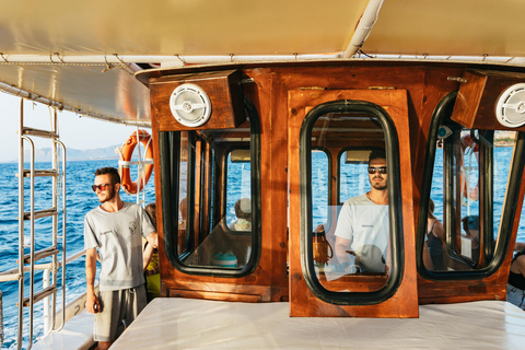 Chania: Sunset Boat Cruise with Guide