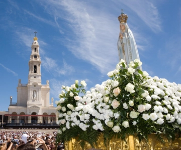 From Lisbon: Fátima, Nazaré, Batalha, and Óbidos Guided Tour