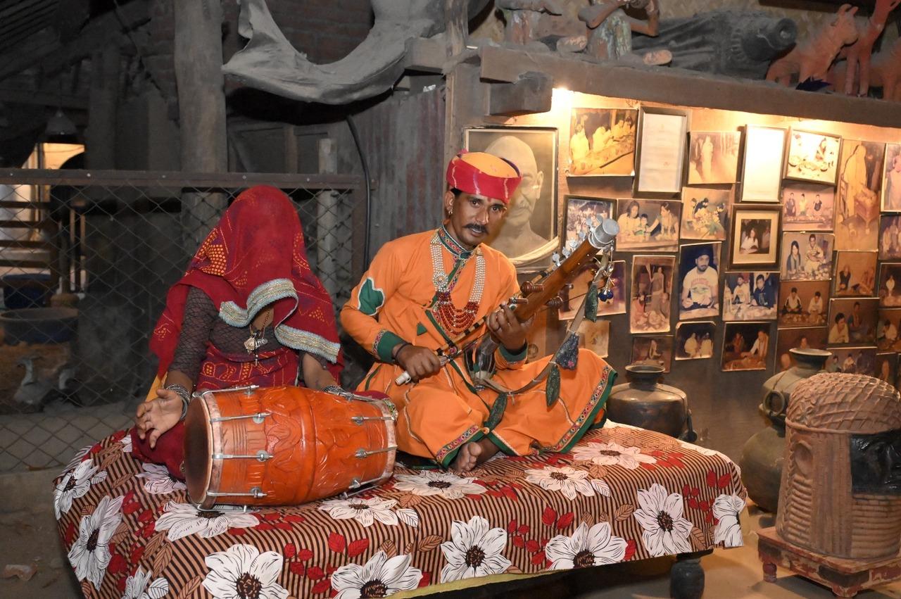 Ahmedabad: Tour durch das Utensilien-Museum, traditionelle Mahlzeit & Folklore-Show