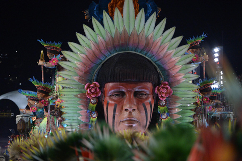 Carnevale di Rio 2026: biglietto con posto assegnato nel settore 9 e trasportoTrasferimento al Sambodromo – Si parte tra le 22:00 e le 22:30