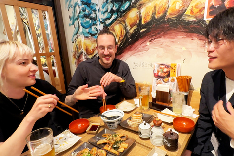 Tokio: Piknik z kwiatami wiśni Ueno i wycieczka z drinkiem na świeżym powietrzu