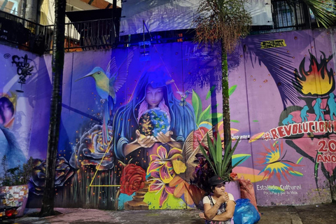 Medellín: Comuna 13 Night Tour - Full Experience with Dinner Medellín: Night Tour of Comuna 13 with a gastronomic experience