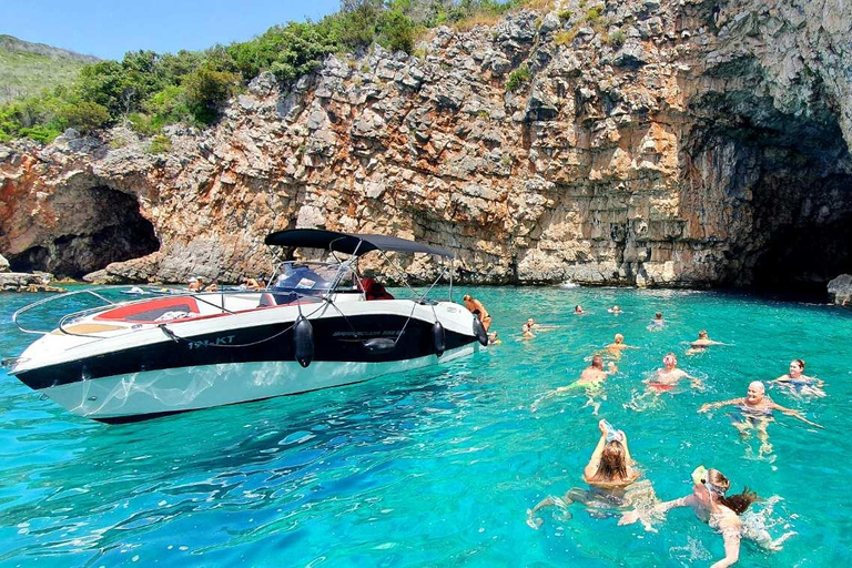 Kotor: excursión en lancha motora con visita a la Cueva Azul y la bahía de BokaKotor: excursión privada en lancha rápida con visita a la Cueva Azul y la bahía de Boka