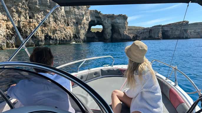 Gozo: excursão de barco particular para Comino com paradas para nadar