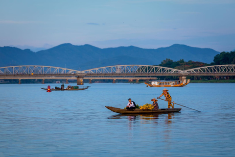 Tramonto a Hue: Dragon Boat lungo il fiume dei profumi e caffè salatoTramonto sul Fiume dei Profumi e Caffè Salato