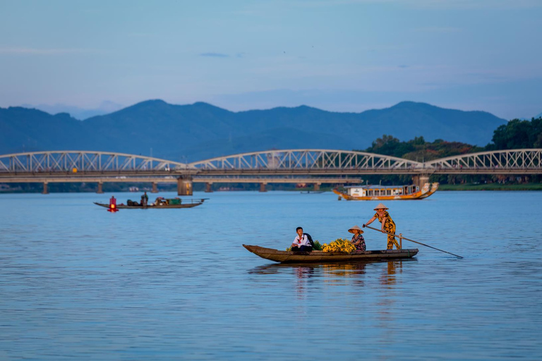 Sonnenuntergang in Hue: Drachenboot entlang des Parfümflusses und SalzkaffeeSonnenuntergang am Parfümfluss und Salzkaffee