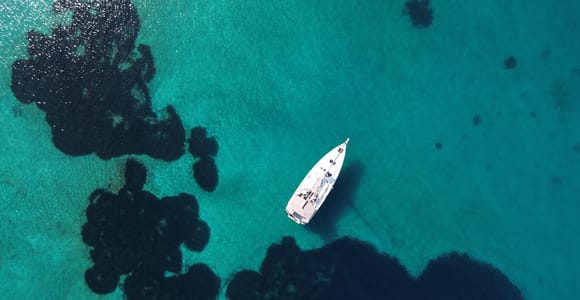 Luxus-Katamaranfahrt bei Sonnenuntergang, halbprivat & griechische Küche in Athen