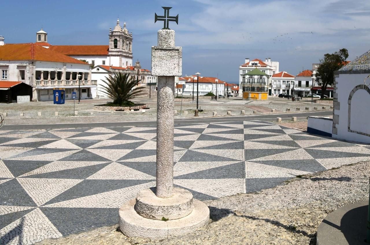 Von Lissabon aus: Óbidos und Nazaré Tagestour mit Ginjinha ...