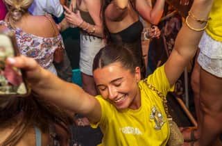 Nizza: Die beste Kneipentour – kostenlose Shots, Spiele & VIP-Club-Eintritt