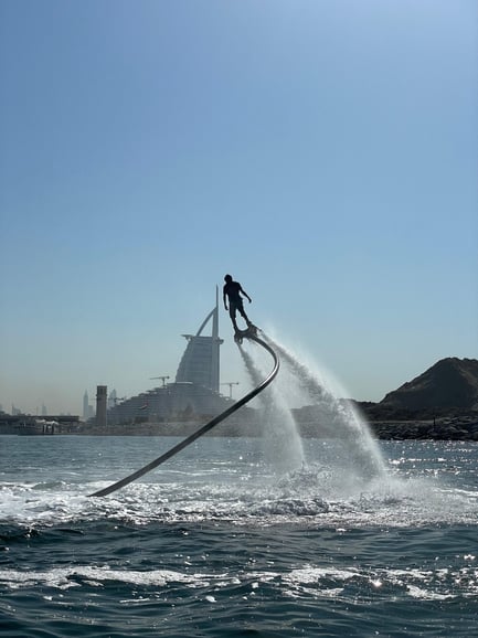 30-Min Dubai Flyboard mit Lehrer &amp; gratis Eiscreme