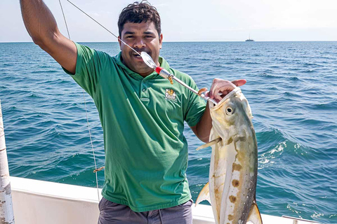 Viagem de pesca em lancha rápida