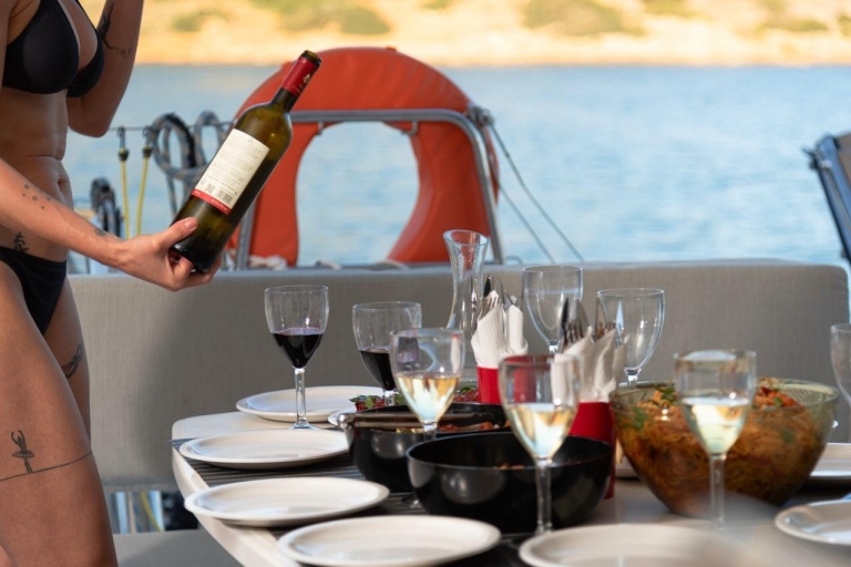Desde Chania: Crucero con cena en catamarán Agioi Theodoroi