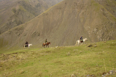 Stepantsminda: Horse Riding Tour with Lunch and Photoshoot