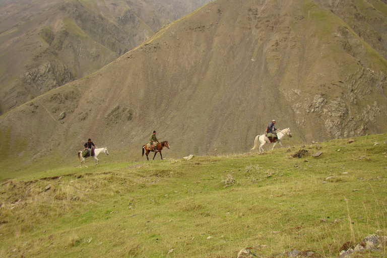 Stepantsminda: Horse Riding Tour with Lunch and Photoshoot