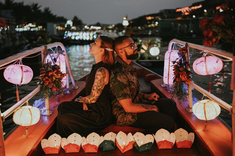 Hoi An: Private Photoshoot with Rowboat Ride & Lanterns