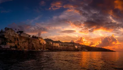 Von Sorrento aus: Bootstour bei Sonnenuntergang auf der sorrentinischen ...