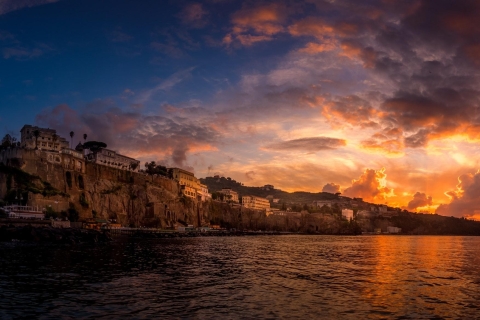 Vanuit Sorrento: Boottocht bij zonsondergang op het Sorrentijnse schiereiland