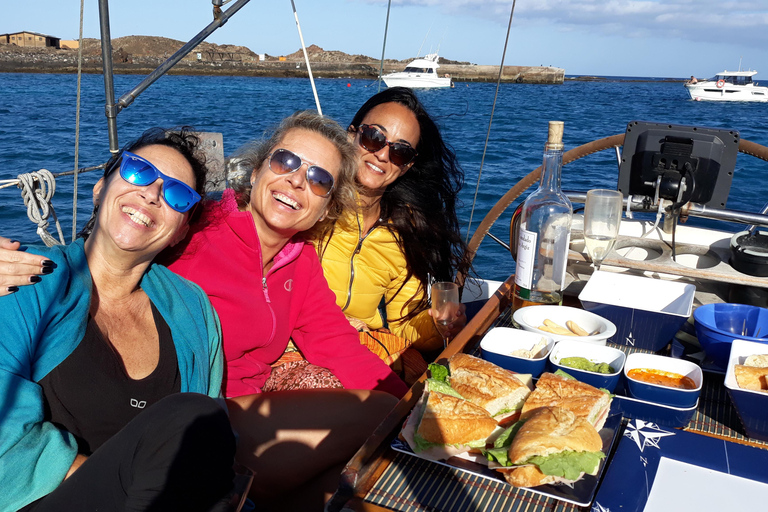 FUERTEVENTURA: PRYWATNA WYCIECZKA ŻAGLOWCEM WOKÓŁ WYSPY LOBOSCORRALEJO: PRYWATNA WYCIECZKA ŻEGLARSKA WOKÓŁ WYSPY LOBOS