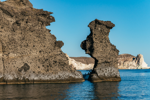 Santorini: Crociera in catamarano con pasti e bevandeCrociera Premium al tramonto con grigliata e bevande