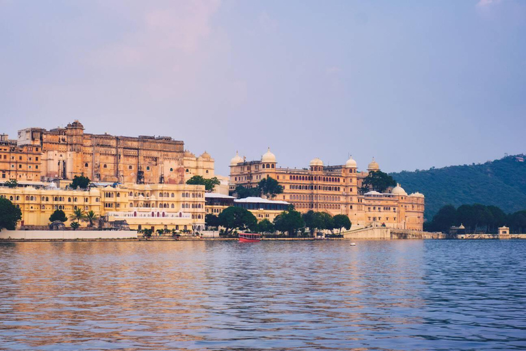 Udaipur: Sightseeing Tour by Tuk-Tuk or Car with a Driver Udaipur Tour By Car with a Guide