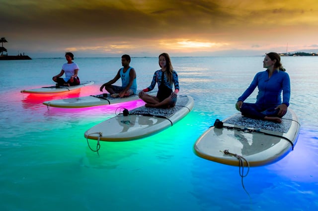 Honolulu: Noapte SUP Yoga Class