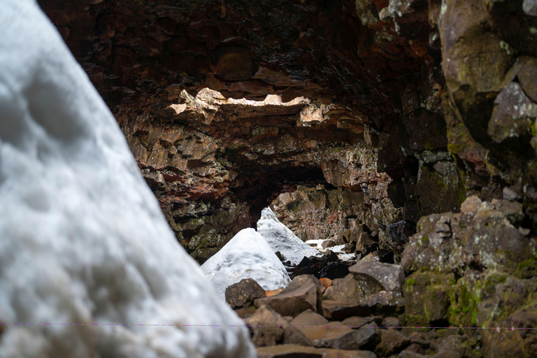 Reykjavik: Túnel de lava noturno e caça à aurora borealReykjavik: Túnel de lava à noite e caça às auroras boreais