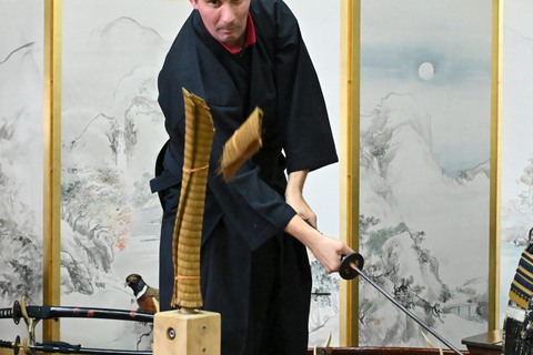 Osaka: 90 minuters lektion i samurajrustning och svärd nära slottetSamurajrustning + samurajsvärdskärning + videofilmning