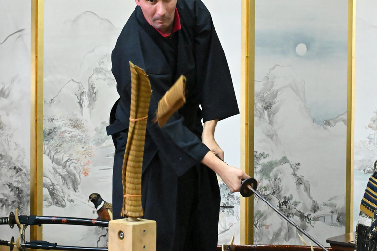 Osaka: 90 minuters lektion i samurajrustning och svärd nära slottetSamurajrustning + samurajsvärdskärning + videofilmning