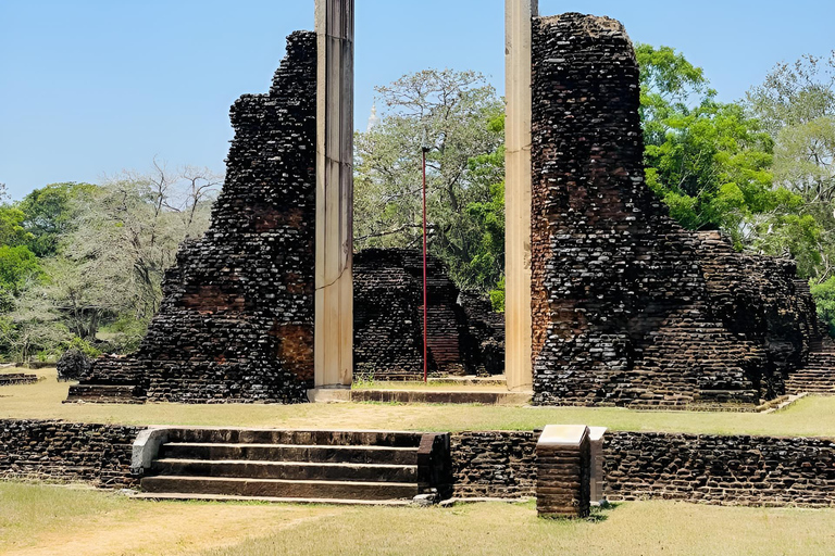 Anuradhapura: Guided Pvt Bike Tour with Lunch & Entry Ticket